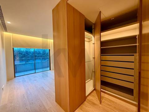 Apartamento T3D com jardim privativo em cond. privado com piscina junto ao Parque da Cidade e Foz