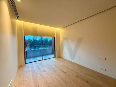 Apartamento T3D com jardim privativo em cond. privado com piscina junto ao Parque da Cidade e Foz