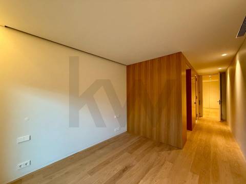 Apartamento T3D com jardim privativo em cond. privado com piscina junto ao Parque da Cidade e Foz