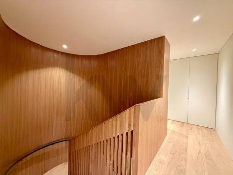 Apartamento T3D com jardim privativo em cond. privado com piscina junto ao Parque da Cidade e Foz