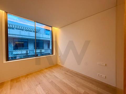 Apartamento T3D com jardim privativo em cond. privado com piscina junto ao Parque da Cidade e Foz