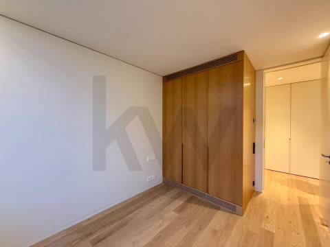 Apartamento T3D com jardim privativo em cond. privado com piscina junto ao Parque da Cidade e Foz