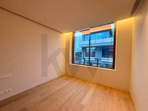 Apartamento T3D com jardim privativo em cond. privado com piscina junto ao Parque da Cidade e Foz