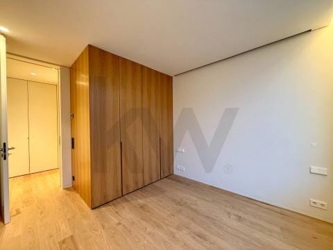 Apartamento T3D com jardim privativo em cond. privado com piscina junto ao Parque da Cidade e Foz