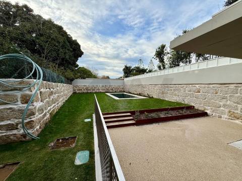 Apartamento T3D com jardim privativo em cond. privado com piscina junto ao Parque da Cidade e Foz