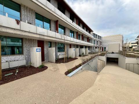 Apartamento T3D com jardim privativo em cond. privado com piscina junto ao Parque da Cidade e Foz