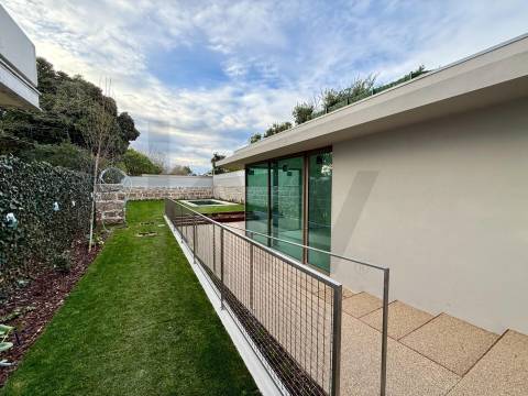 Apartamento T3D com jardim privativo em cond. privado com piscina junto ao Parque da Cidade e Foz