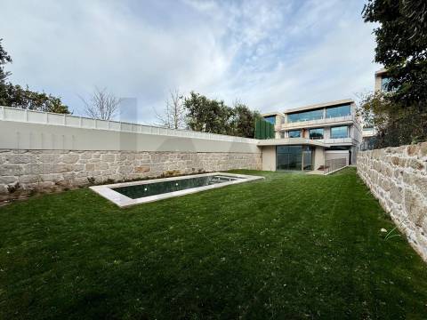 Apartamento T3D com jardim privativo em cond. privado com piscina junto ao Parque da Cidade e Foz