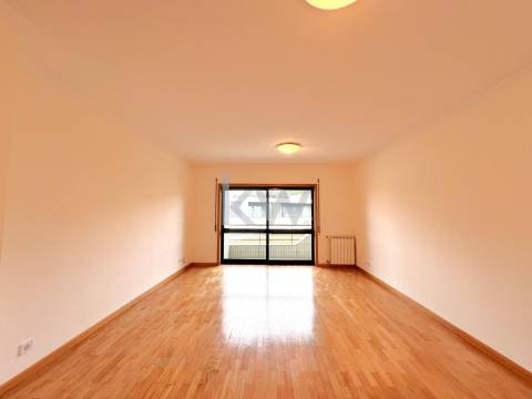 Apartamento T2+1com varanda e garagem BOX em São Félix da Marinha