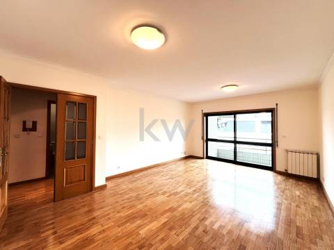 Apartamento T2+1com varanda e garagem BOX em São Félix da Marinha