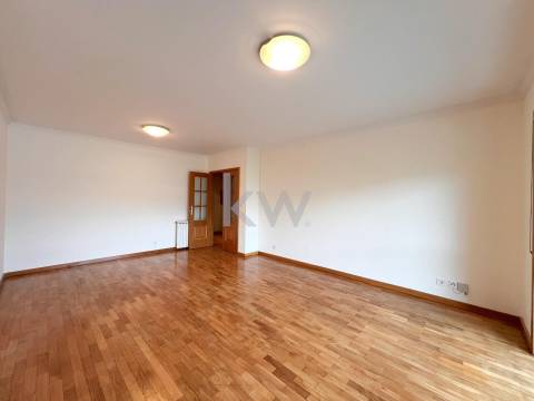 Apartamento T2+1com varanda e garagem BOX em São Félix da Marinha