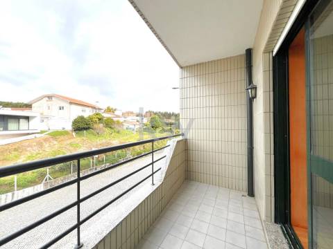 Apartamento T2+1com varanda e garagem BOX em São Félix da Marinha