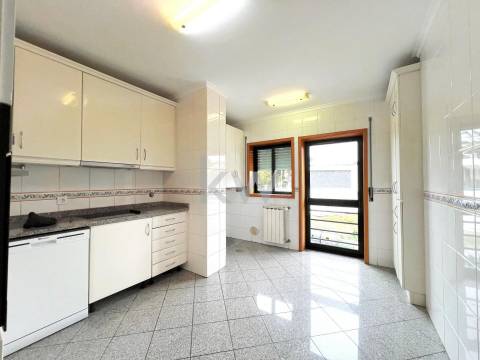 Apartamento T2+1com varanda e garagem BOX em São Félix da Marinha