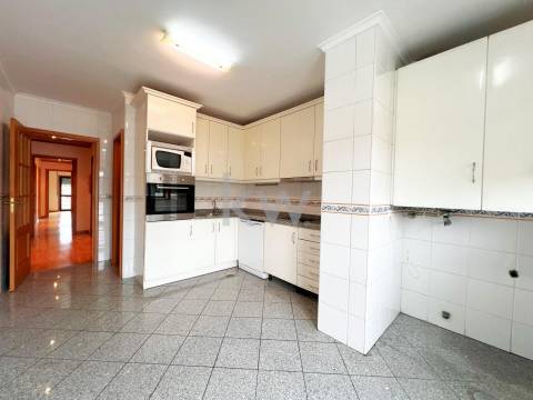 Apartamento T2+1com varanda e garagem BOX em São Félix da Marinha