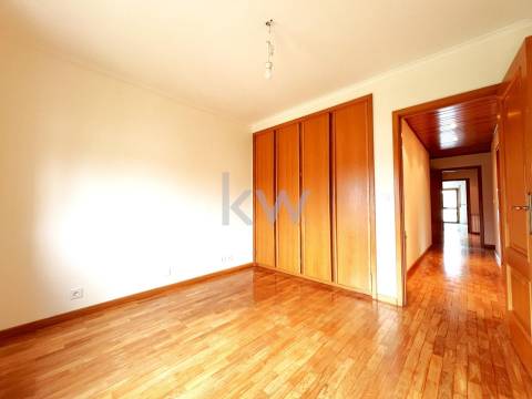 Apartamento T2+1com varanda e garagem BOX em São Félix da Marinha