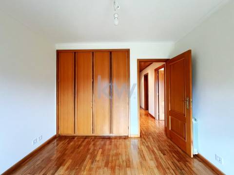 Apartamento T2+1com varanda e garagem BOX em São Félix da Marinha