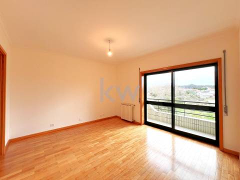 Apartamento T2+1com varanda e garagem BOX em São Félix da Marinha