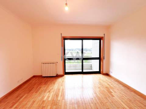 Apartamento T2+1com varanda e garagem BOX em São Félix da Marinha