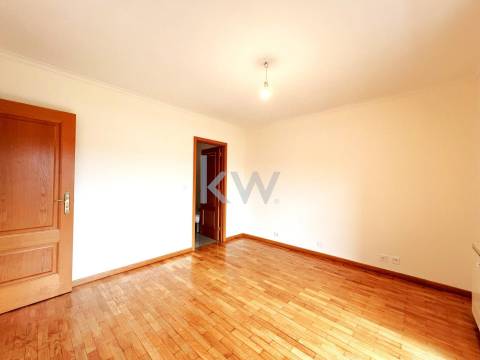 Apartamento T2+1com varanda e garagem BOX em São Félix da Marinha