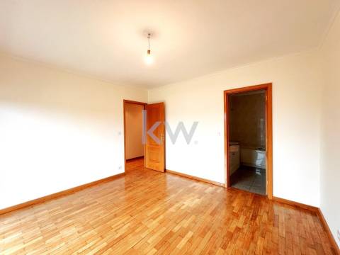 Apartamento T2+1com varanda e garagem BOX em São Félix da Marinha