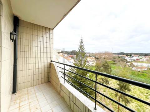 Apartamento T2+1com varanda e garagem BOX em São Félix da Marinha