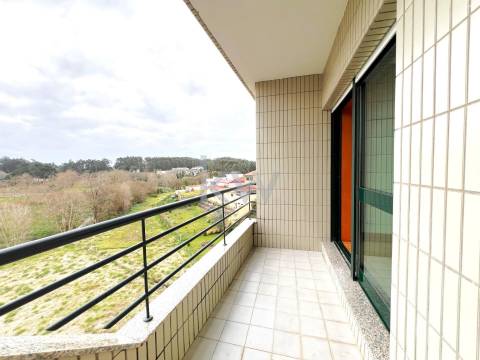 Apartamento T2+1com varanda e garagem BOX em São Félix da Marinha