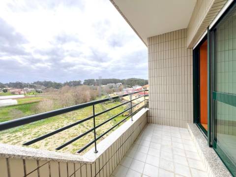 Apartamento T2+1com varanda e garagem BOX em São Félix da Marinha