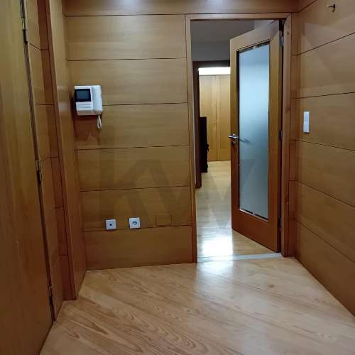 Apartamento T2 com excelentes acabamentos, lugar de garagem e arrumos