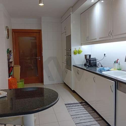 Apartamento T2 com excelentes acabamentos, lugar de garagem e arrumos