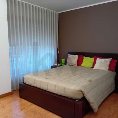 Apartamento T2 com excelentes acabamentos, lugar de garagem e arrumos