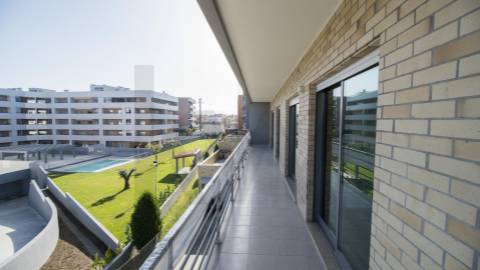 APARTAMENTO T2, COM VARANDA,  ELEVADOR E LUGAR DE GARAGEM. PRÓXIMO A ESCOLAS E TRANSPORTES