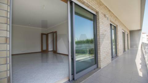 APARTAMENTO T2, COM VARANDA,  ELEVADOR E LUGAR DE GARAGEM. PRÓXIMO A ESCOLAS E TRANSPORTES