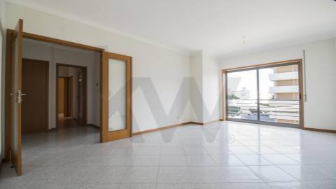 APARTAMENTO T2, COM VARANDA,  ELEVADOR E LUGAR DE GARAGEM. PRÓXIMO A ESCOLAS E TRANSPORTES