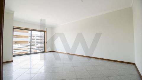 APARTAMENTO T2, COM VARANDA,  ELEVADOR E LUGAR DE GARAGEM. PRÓXIMO A ESCOLAS E TRANSPORTES