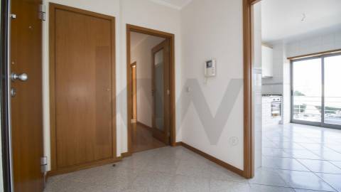 APARTAMENTO T2, COM VARANDA,  ELEVADOR E LUGAR DE GARAGEM. PRÓXIMO A ESCOLAS E TRANSPORTES