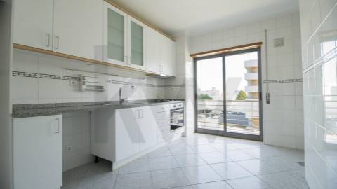 APARTAMENTO T2, COM VARANDA,  ELEVADOR E LUGAR DE GARAGEM. PRÓXIMO A ESCOLAS E TRANSPORTES