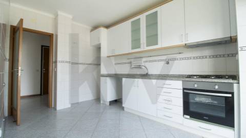 APARTAMENTO T2, COM VARANDA,  ELEVADOR E LUGAR DE GARAGEM. PRÓXIMO A ESCOLAS E TRANSPORTES