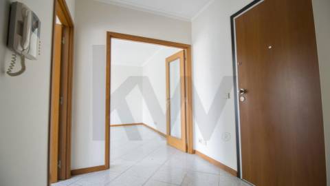 APARTAMENTO T2, COM VARANDA,  ELEVADOR E LUGAR DE GARAGEM. PRÓXIMO A ESCOLAS E TRANSPORTES