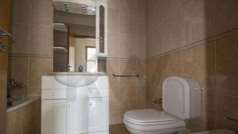 APARTAMENTO T2, COM VARANDA,  ELEVADOR E LUGAR DE GARAGEM. PRÓXIMO A ESCOLAS E TRANSPORTES