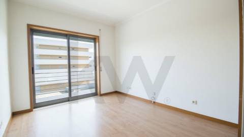 APARTAMENTO T2, COM VARANDA,  ELEVADOR E LUGAR DE GARAGEM. PRÓXIMO A ESCOLAS E TRANSPORTES