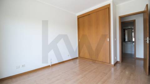 APARTAMENTO T2, COM VARANDA,  ELEVADOR E LUGAR DE GARAGEM. PRÓXIMO A ESCOLAS E TRANSPORTES