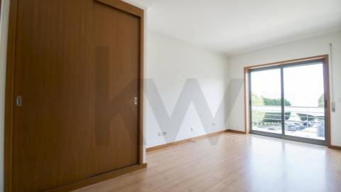 APARTAMENTO T2, COM VARANDA,  ELEVADOR E LUGAR DE GARAGEM. PRÓXIMO A ESCOLAS E TRANSPORTES