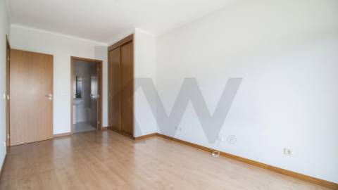 APARTAMENTO T2, COM VARANDA,  ELEVADOR E LUGAR DE GARAGEM. PRÓXIMO A ESCOLAS E TRANSPORTES