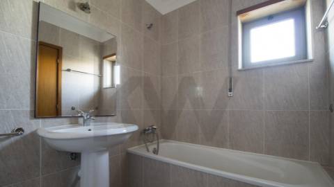 APARTAMENTO T2, COM VARANDA,  ELEVADOR E LUGAR DE GARAGEM. PRÓXIMO A ESCOLAS E TRANSPORTES