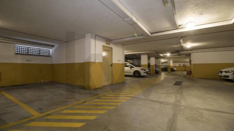 APARTAMENTO T2, COM VARANDA,  ELEVADOR E LUGAR DE GARAGEM. PRÓXIMO A ESCOLAS E TRANSPORTES