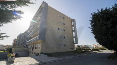 APARTAMENTO T2, COM VARANDA,  ELEVADOR E LUGAR DE GARAGEM. PRÓXIMO A ESCOLAS E TRANSPORTES