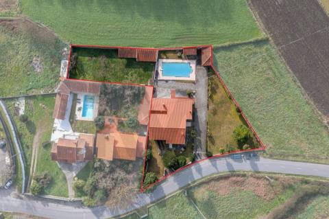 Moradia T4 com piscina e jardim em Fragoso
