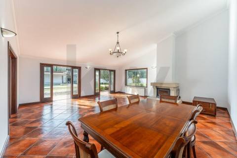 Moradia T4 com piscina e jardim em Fragoso