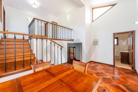 Moradia T4 com piscina e jardim em Fragoso