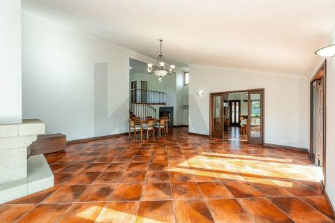 Moradia T4 com piscina e jardim em Fragoso